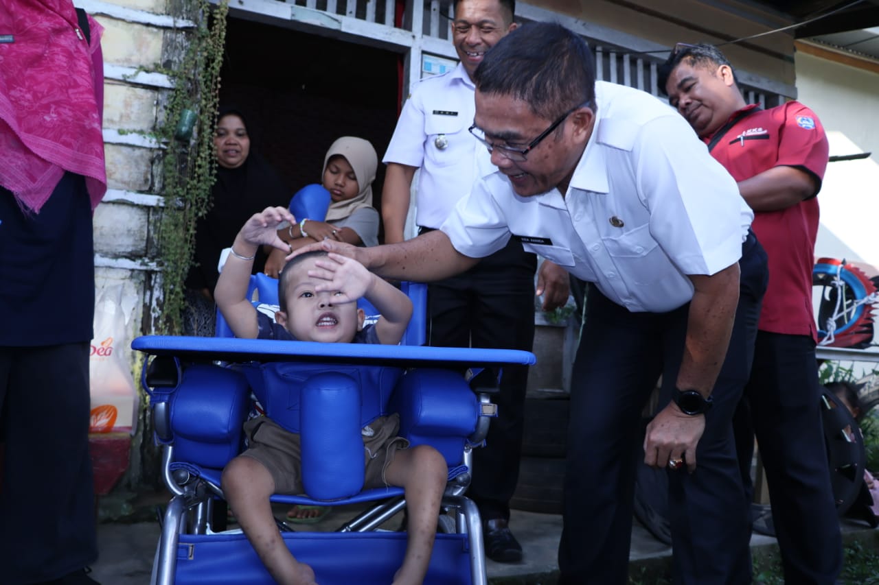 Bantuan Kursi Roda Kepada anak penderita Hydrosapalus dan Kelainan Tulang Punggung di Kelurah Bulakan Balaikandi Kecamatan Payakumbuh Barat, Rabu(24/7).